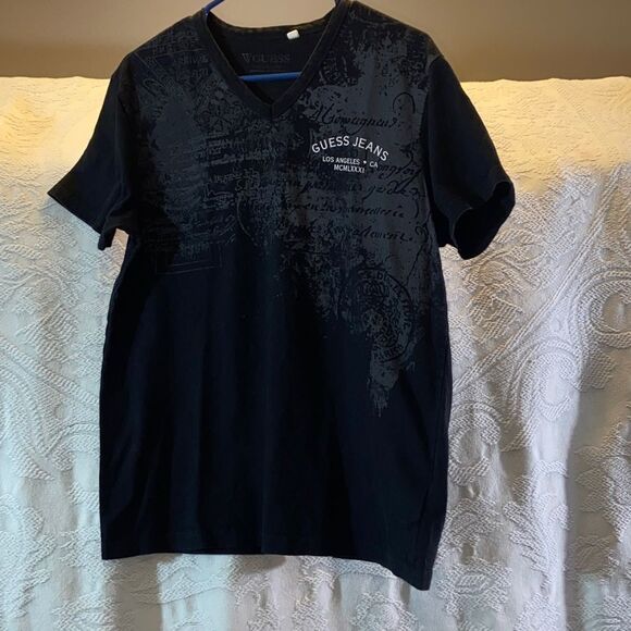GuessâBlack Graphic V-Neck Tee Size L - Picture 3 of 13